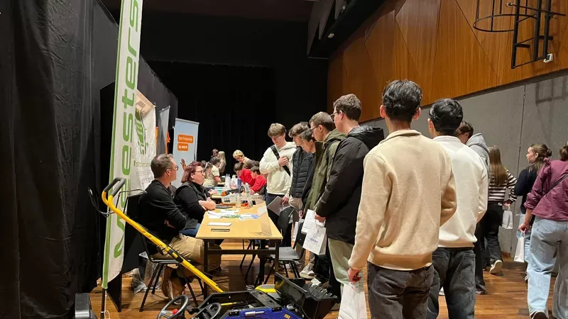 Studenten komen naar de Dibbs-jobstudentenbeurs in Bilzen-Hoeselt